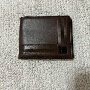 ☆ Men's Like New Brown Wallet by London Fog